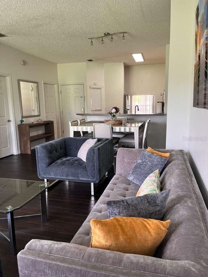 932 Park Terrace Cir - Photo 3 of 20