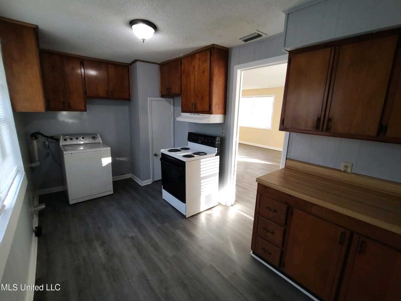 5443 Hubert St - Photo 4 of 12