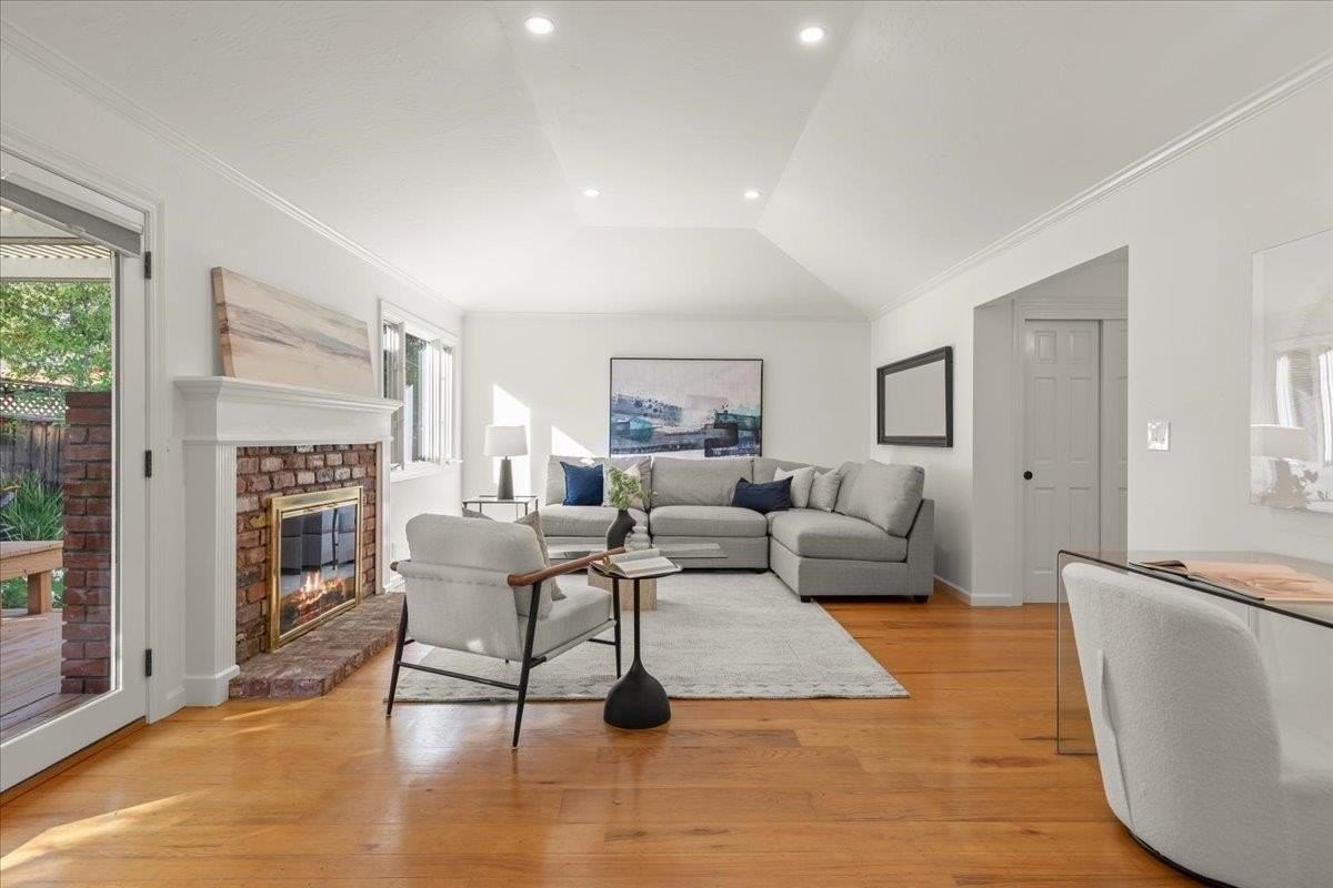 1028 Clark Ave - Photo 4 of 15