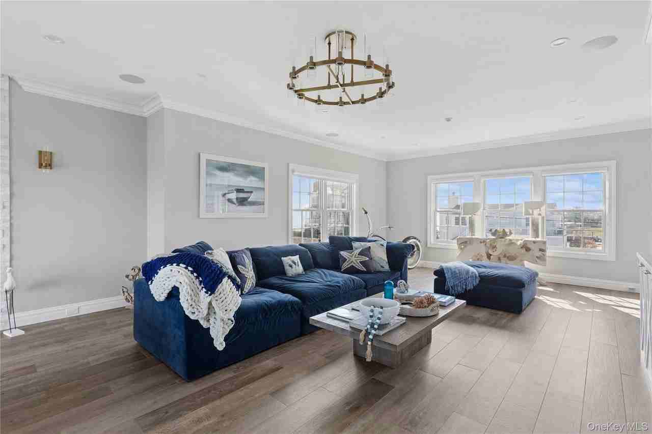 39 Shinnecock Rd - Photo 3 of 35