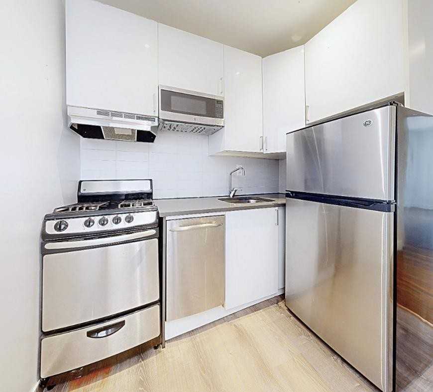 3140 30th St - Photo 4 of 5