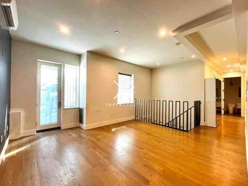 806 Saint Johns Pl - Photo 2 of 10