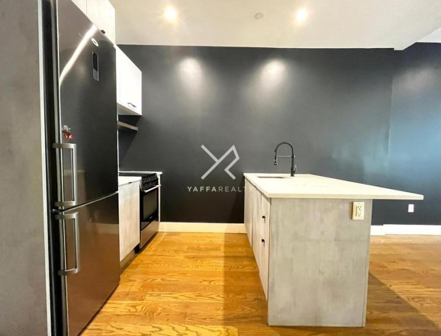 806 Saint Johns Pl - Photo 3 of 10