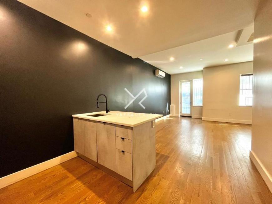 806 Saint Johns Pl - Photo 4 of 10