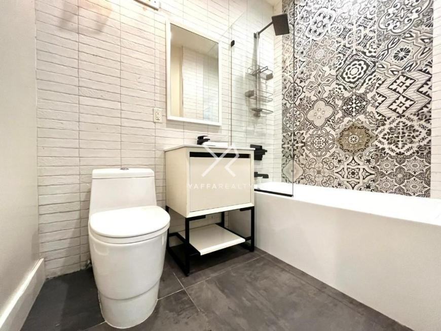 806 Saint Johns Pl - Photo 6 of 10