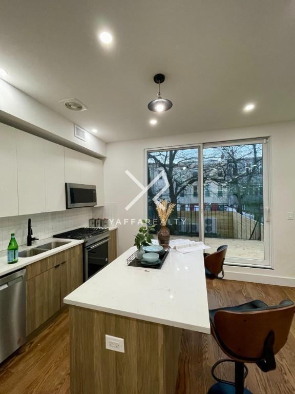 166 Covert St - Photo 4 of 10