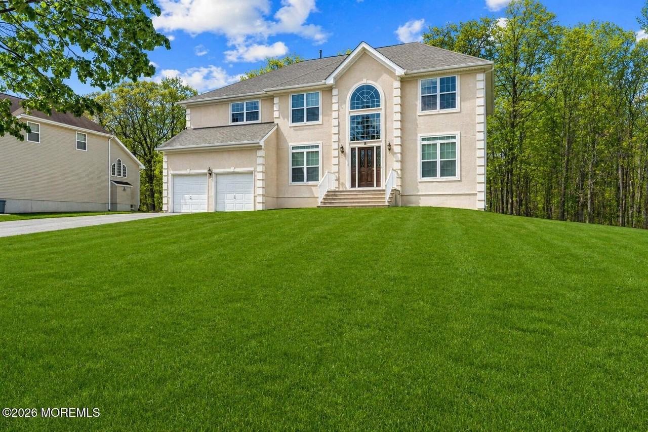 8 Connor Dr - Photo 2 of 44