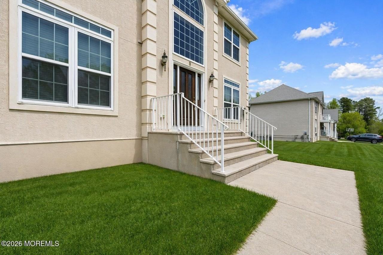 8 Connor Dr - Photo 4 of 44