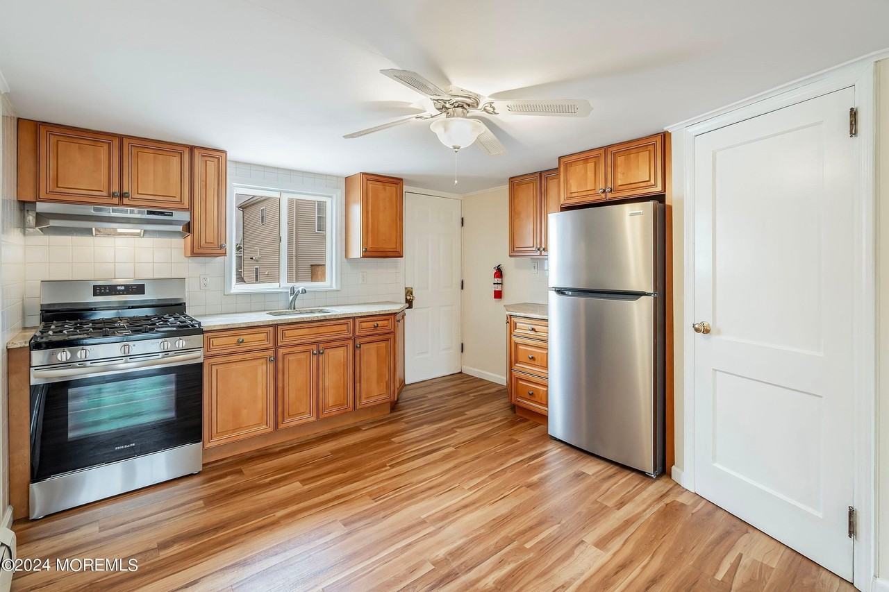 105 Coolidge Ave - Photo 4 of 12