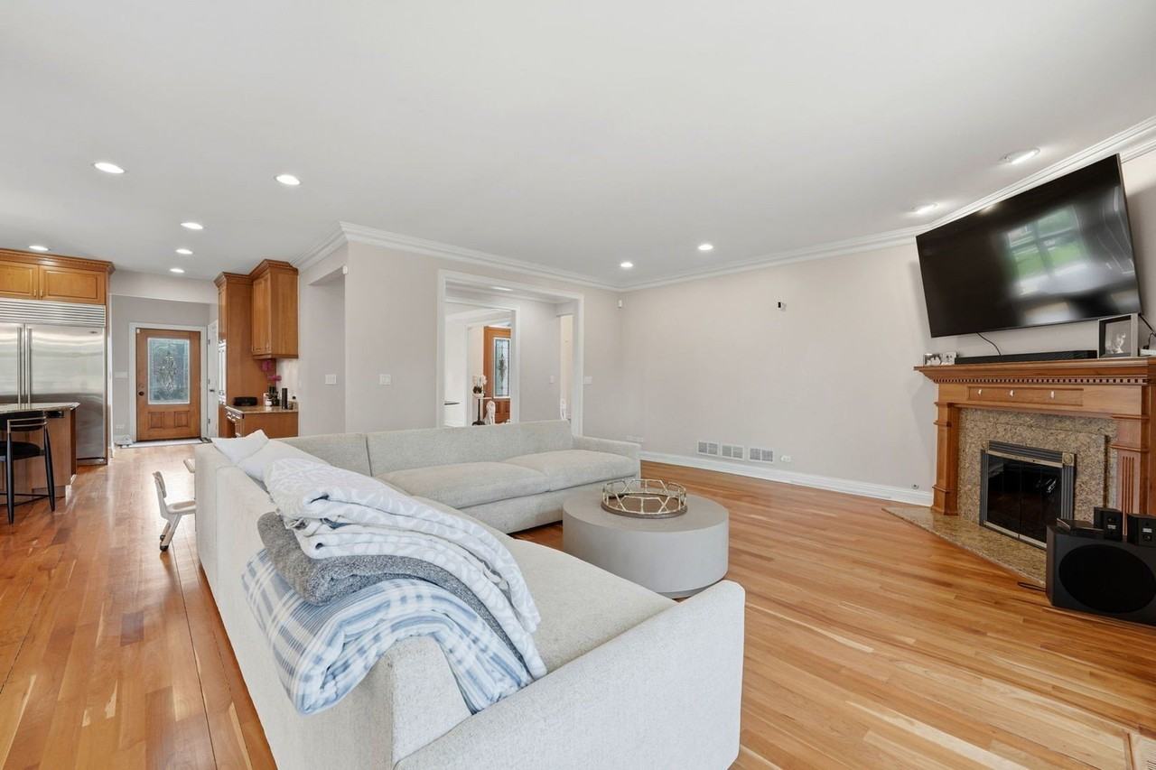 2181 2nd St - Photo 4 of 50