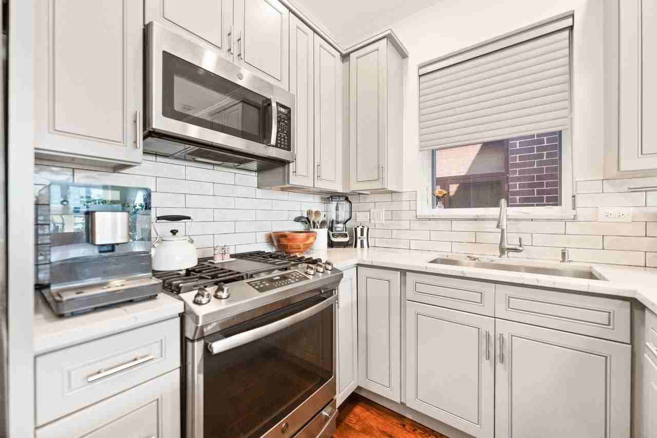 840 W Erie St #4 - Photo 5 of 23