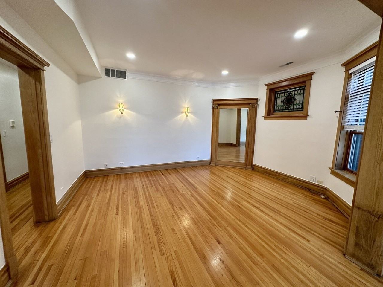 5719 N Kenmore Ave #3 - Photo 3 of 24