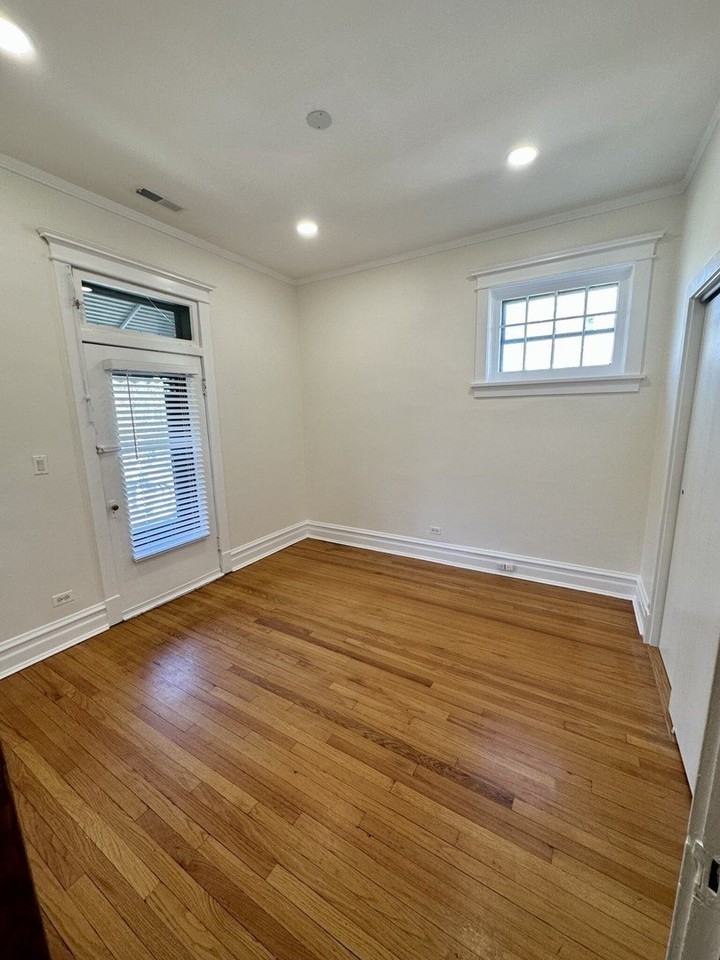 5719 N Kenmore Ave #3 - Photo 7 of 24