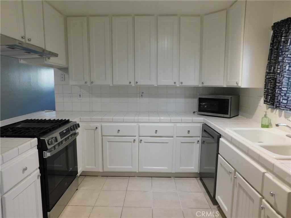 755 Valley View Ave #B - Photo 3 of 25