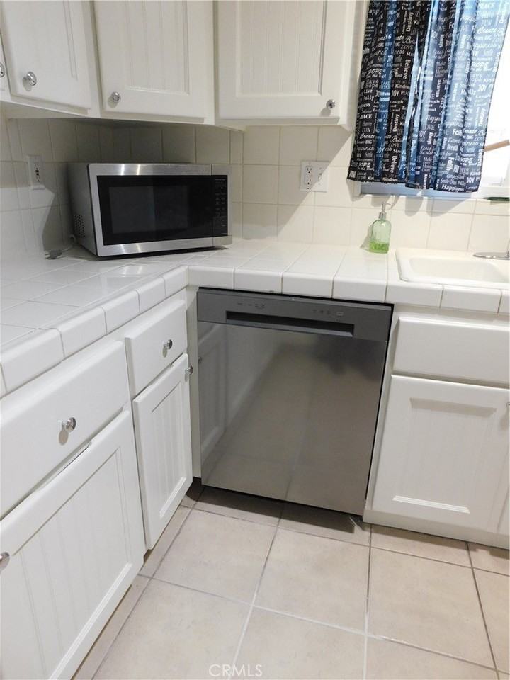 755 Valley View Ave #B - Photo 5 of 25