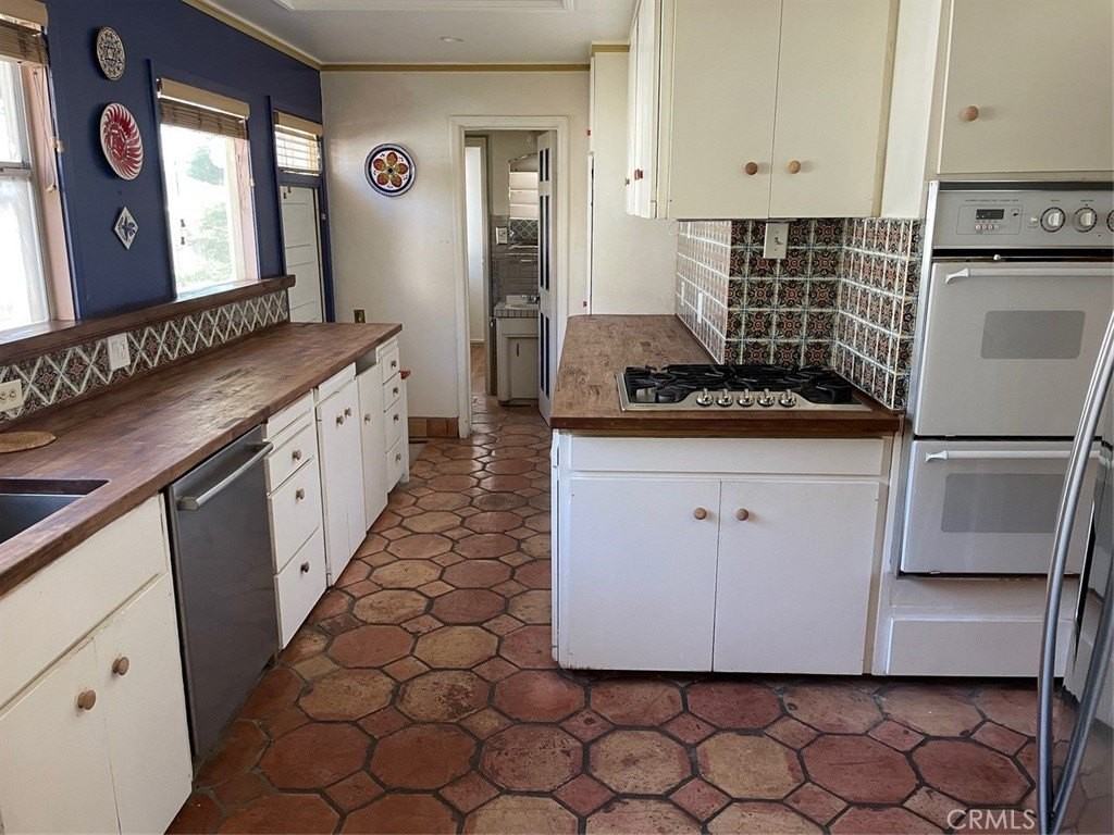 466 W 10th St - Photo 6 of 9