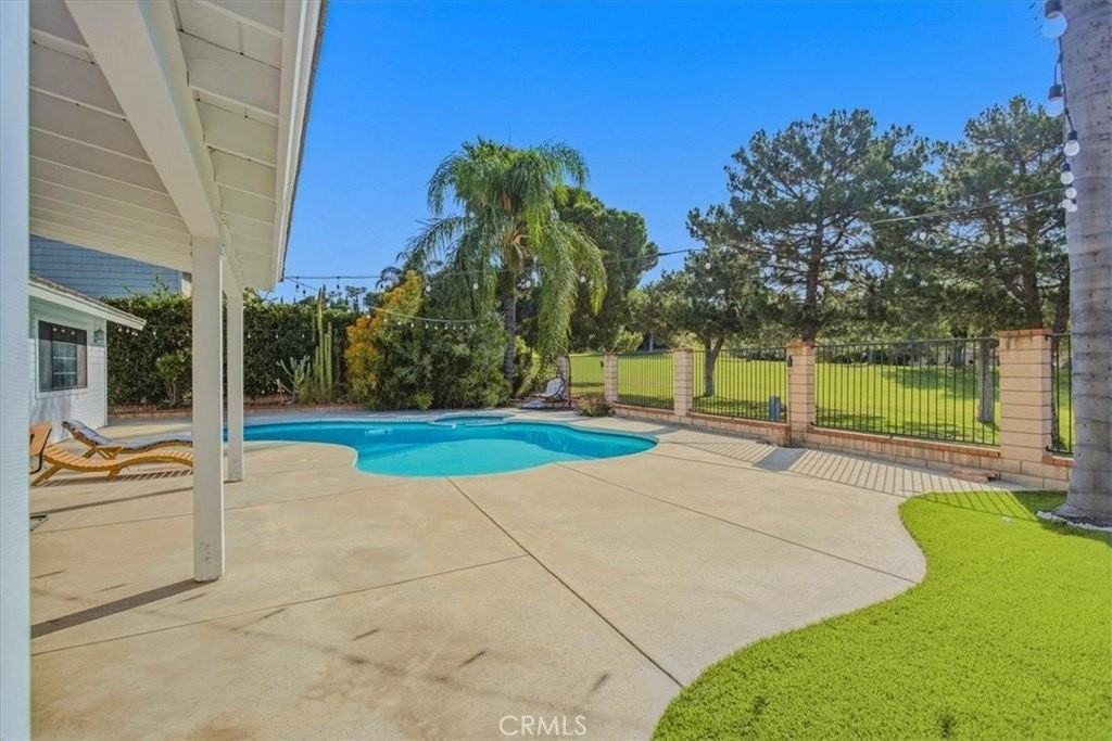 5722 Greens Dr - Photo 3 of 50