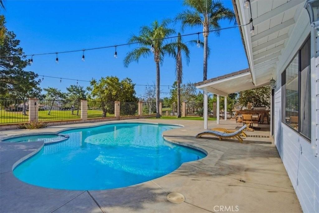 5722 Greens Dr - Photo 5 of 50