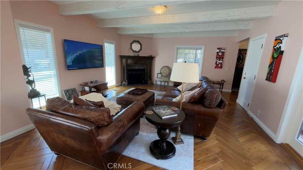 327 Aster St - Photo 5 of 50