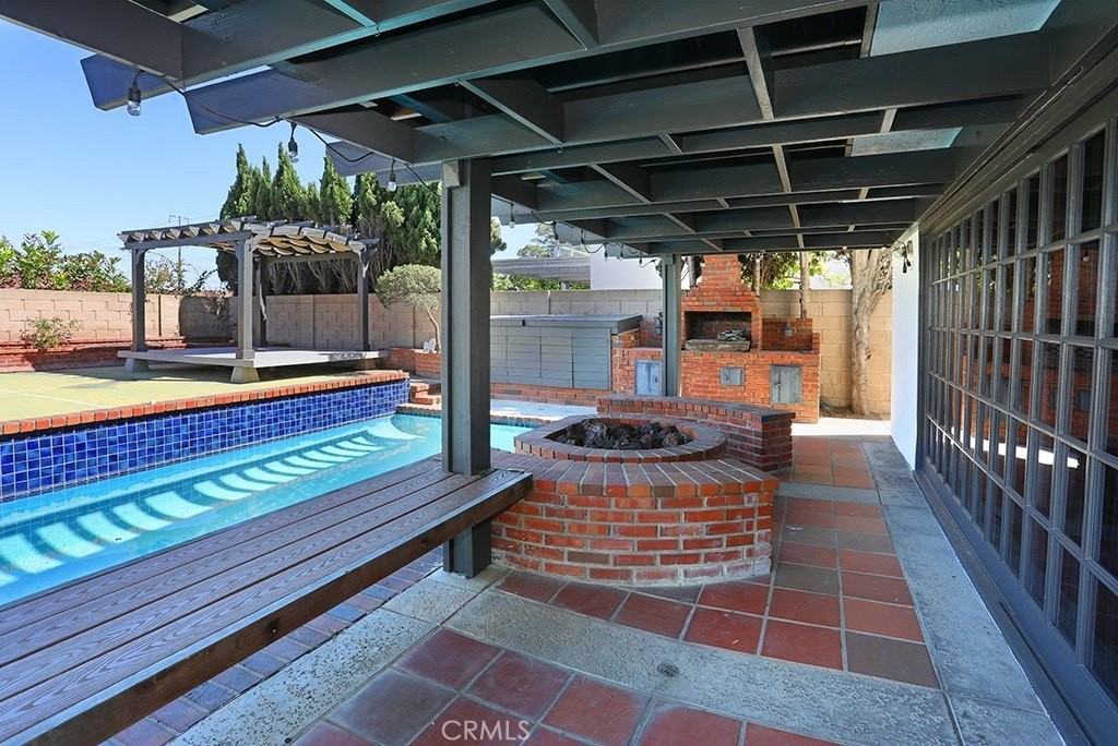 18962 Crimson Cir - Photo 2 of 50