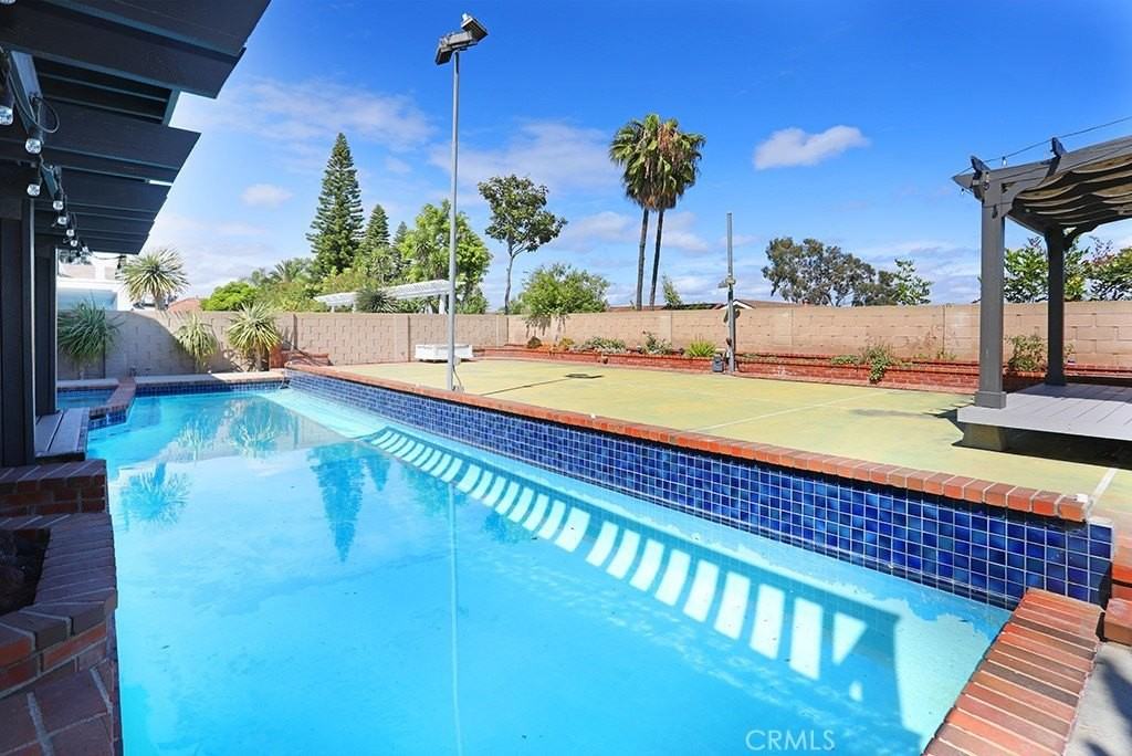 18962 Crimson Cir - Photo 5 of 50