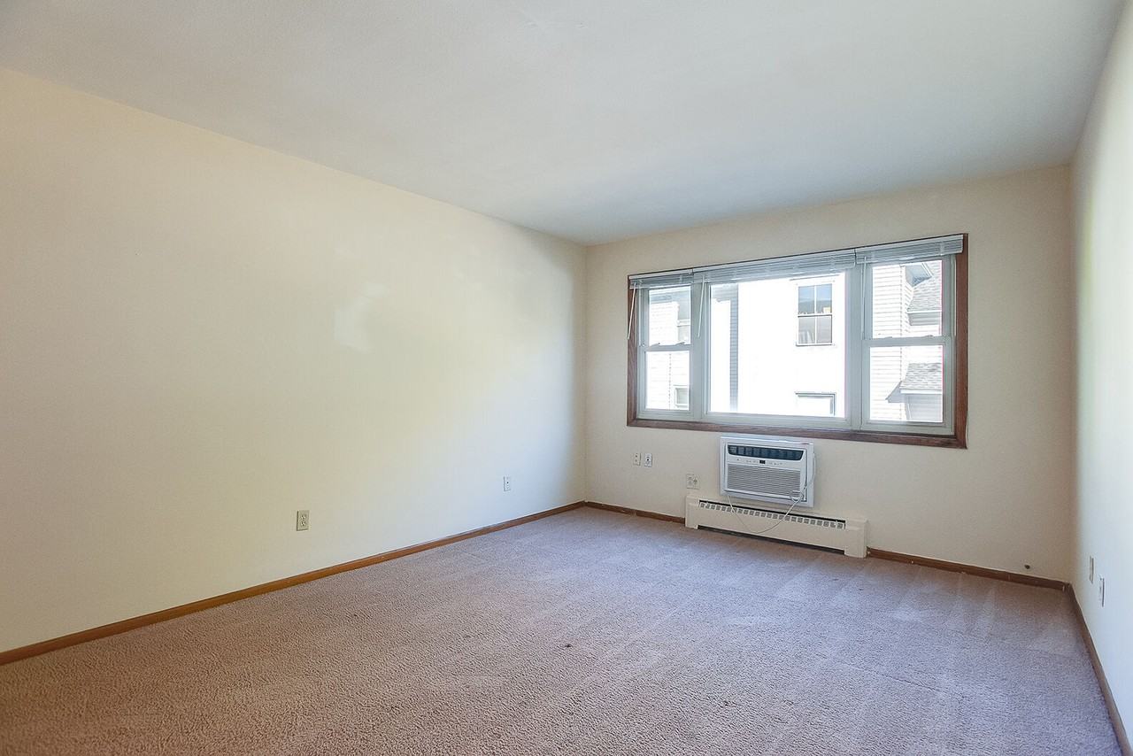 424 West 24th Street - Photo 4 of 11