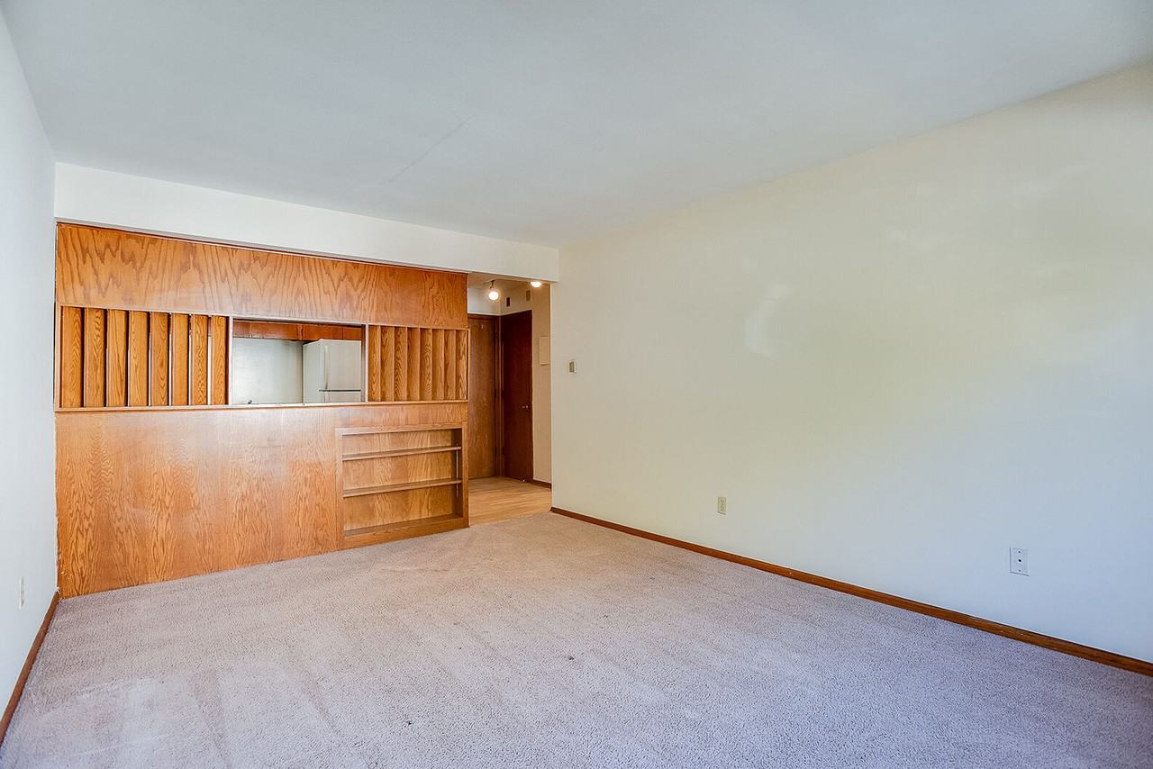424 West 24th Street - Photo 6 of 11