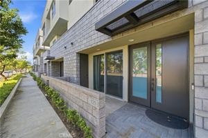 featured image of 629 W 17th St