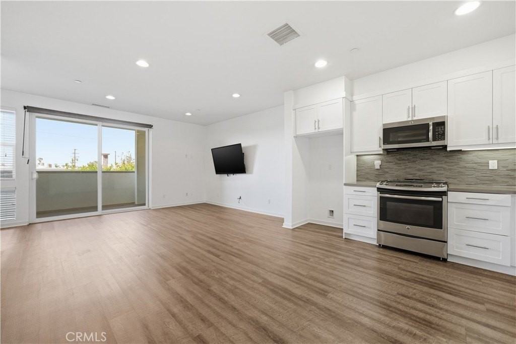 629 W 17th St - Photo 2 of 18