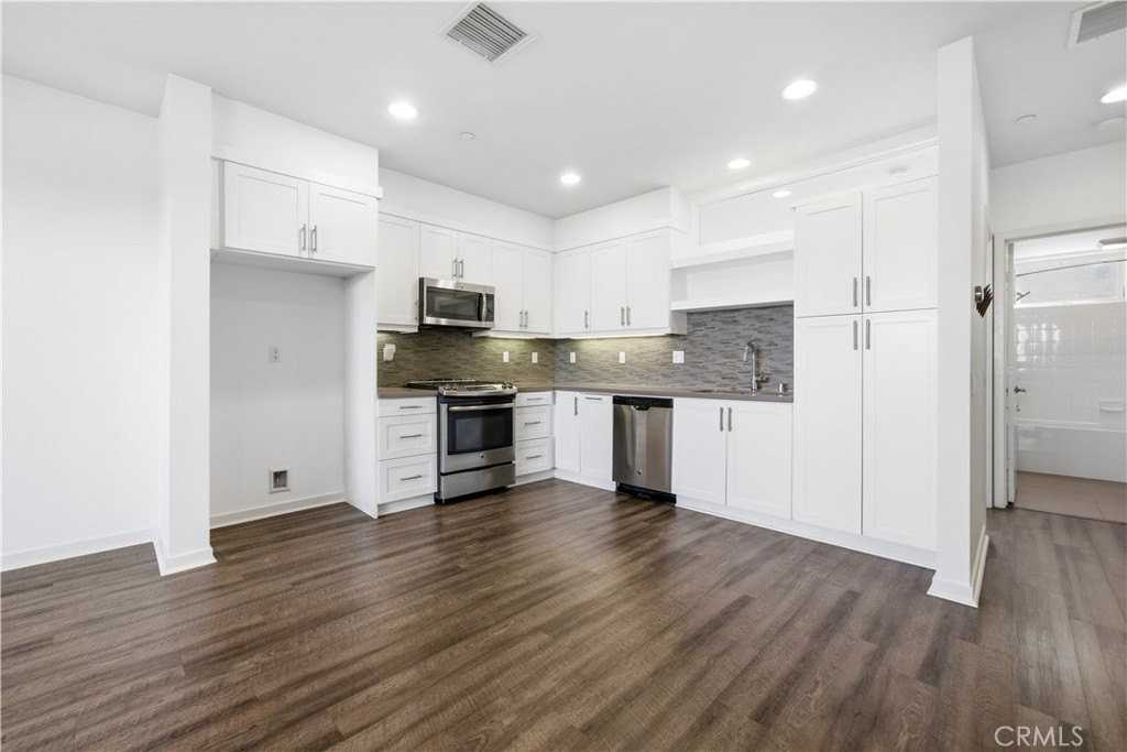 629 W 17th St - Photo 3 of 18