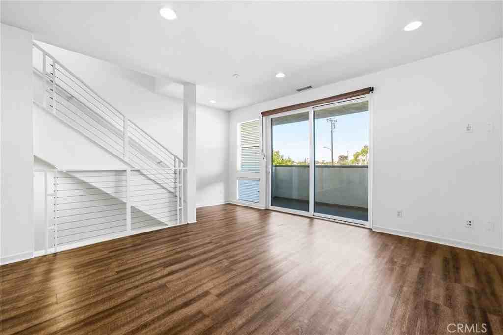 629 W 17th St - Photo 4 of 18