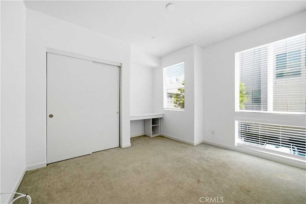 629 W 17th St - Photo 7 of 18