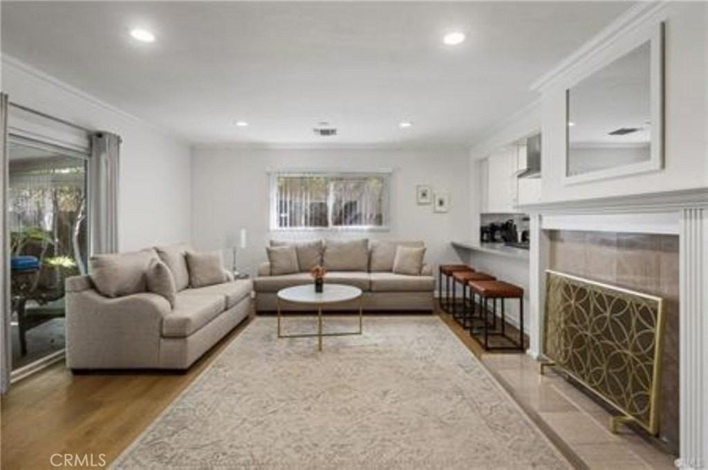 22335 Kittridge St - Photo 4 of 26