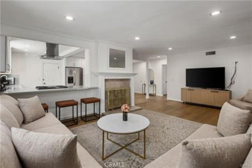 22335 Kittridge St - Photo 5 of 26