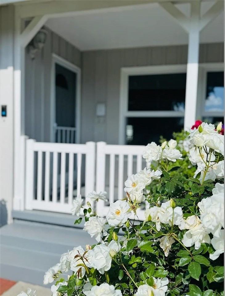 22206 Kittridge St - Photo 2 of 26