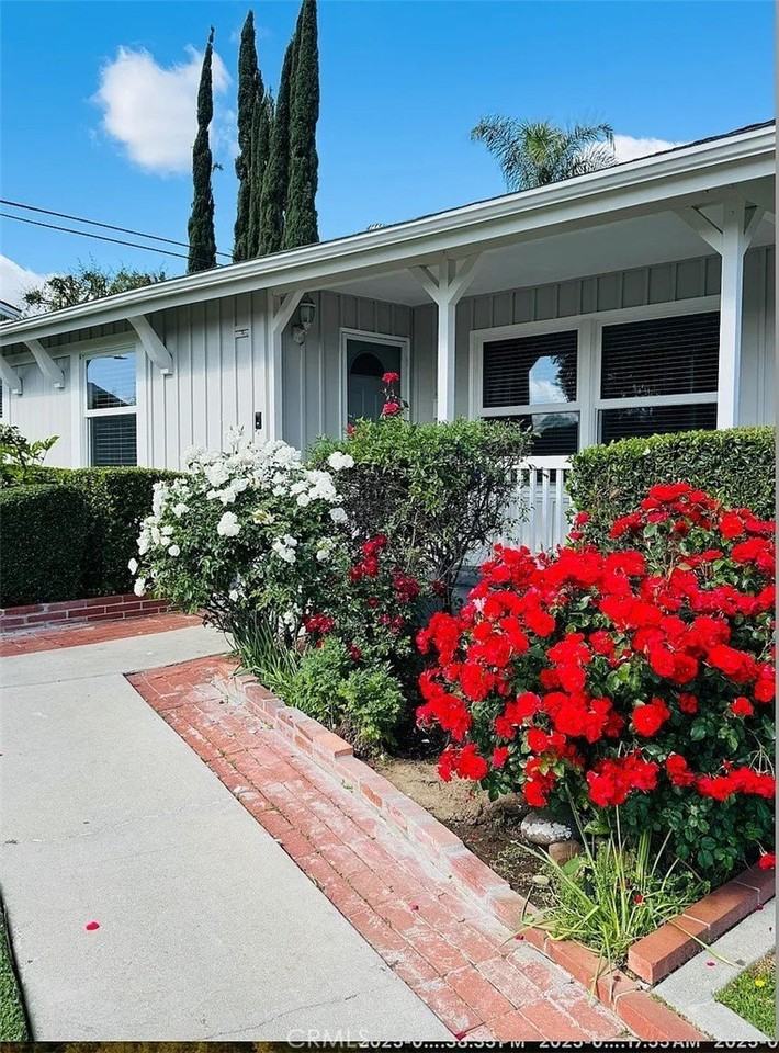 22206 Kittridge St - Photo 3 of 26