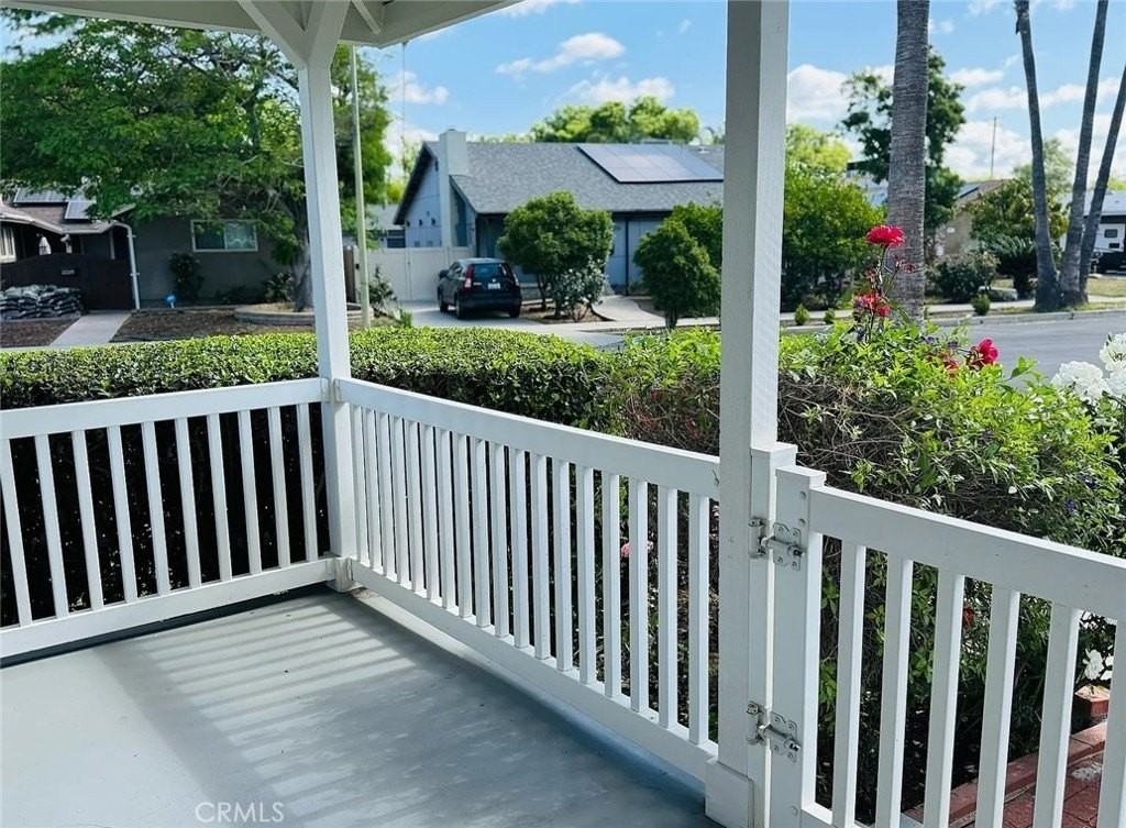 22206 Kittridge St - Photo 4 of 26