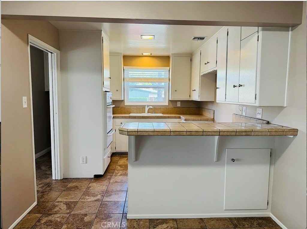 22206 Kittridge St - Photo 7 of 26