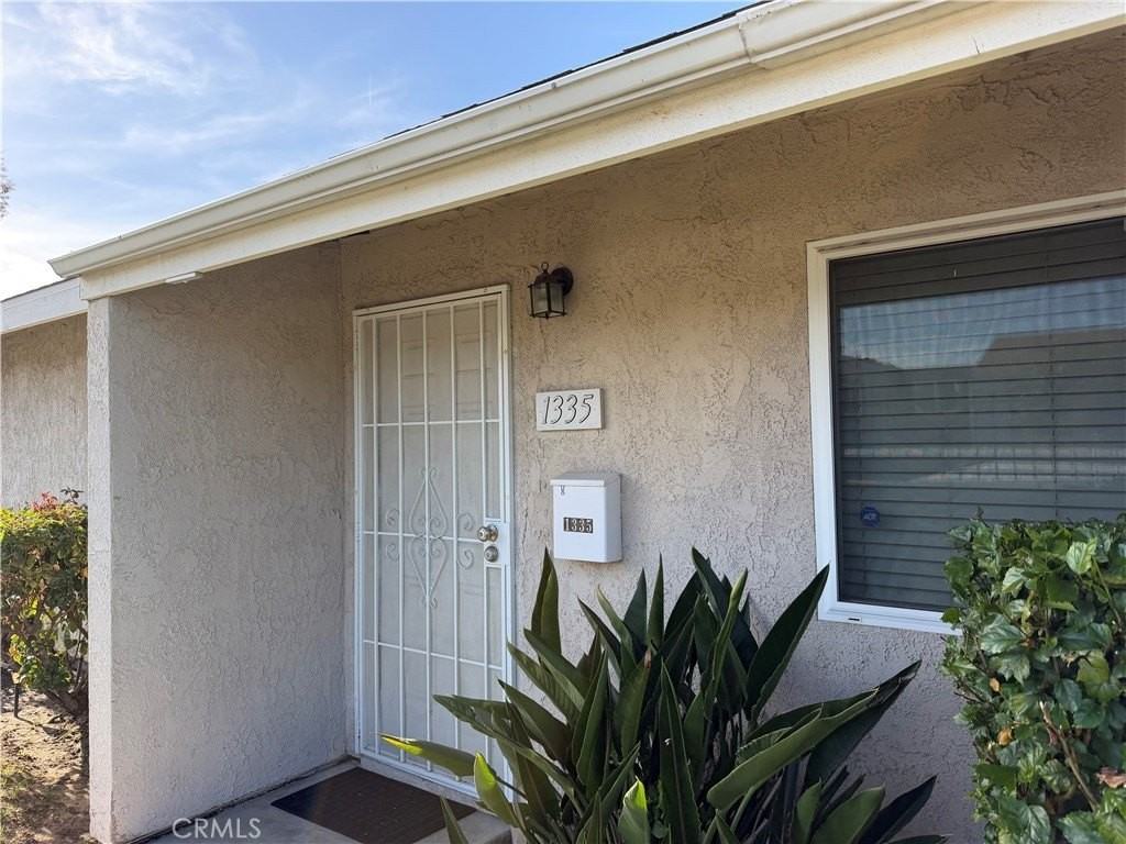 1335 N Elderberry Ave - Photo 2 of 16