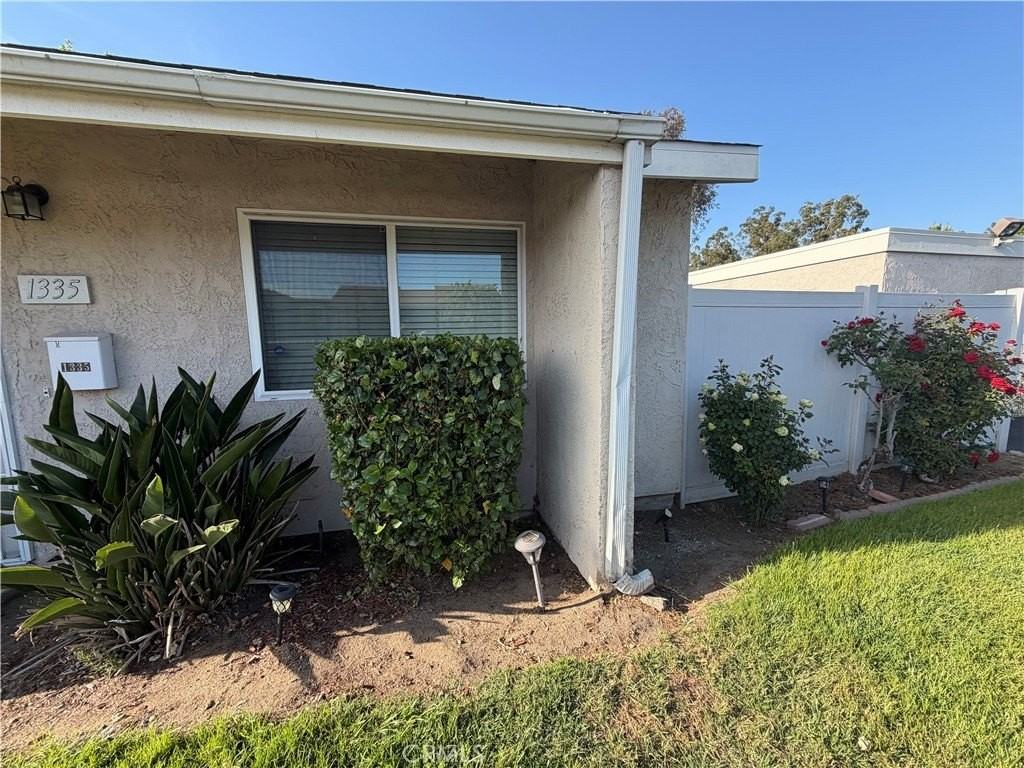 1335 N Elderberry Ave - Photo 3 of 16