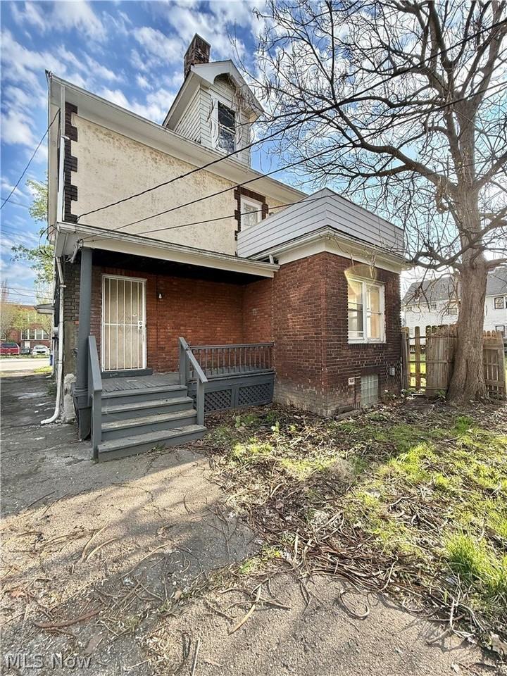 6913 Harvard Ave - Photo 2 of 17