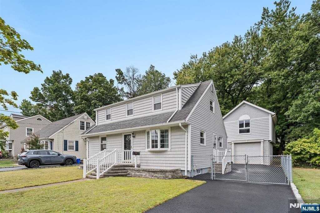 18 Farmingdale Ave - Photo 3 of 50