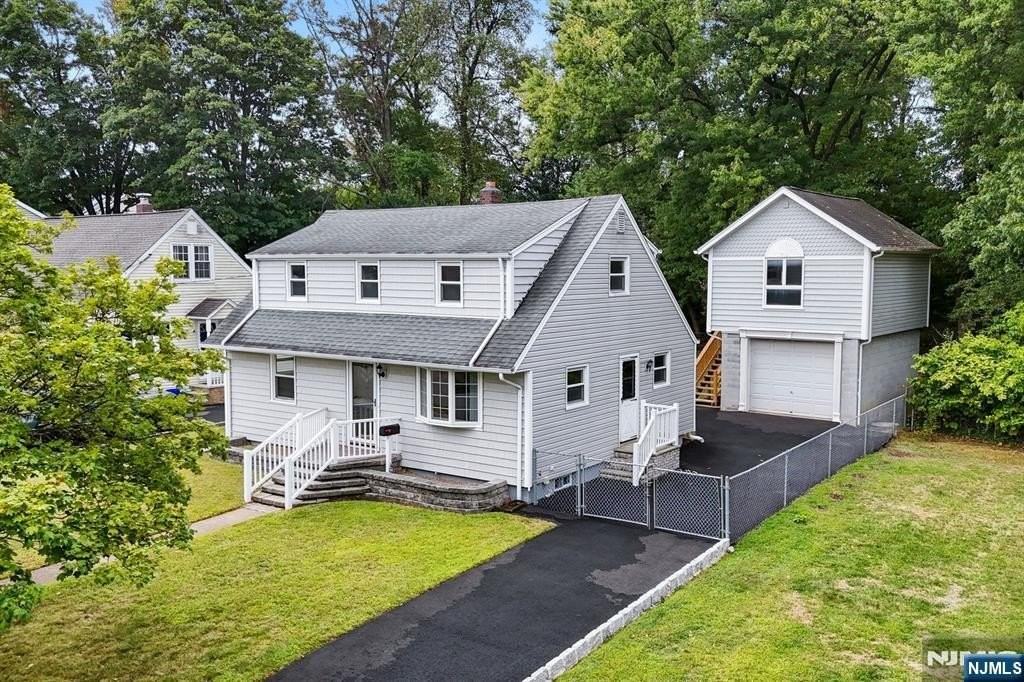 18 Farmingdale Ave - Photo 4 of 50