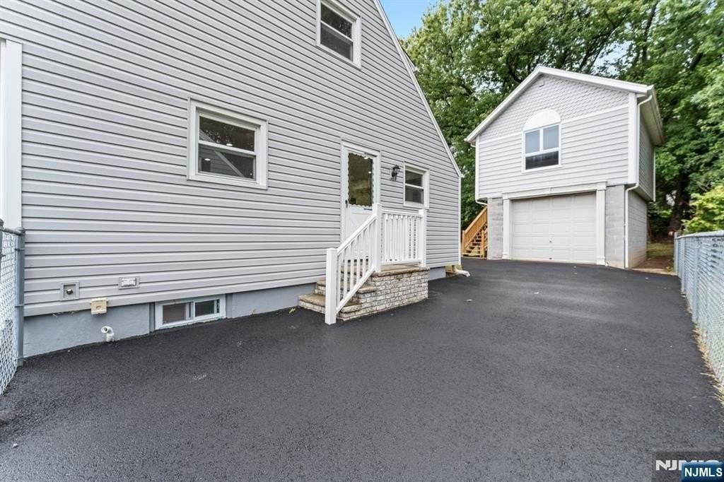 18 Farmingdale Ave - Photo 5 of 50