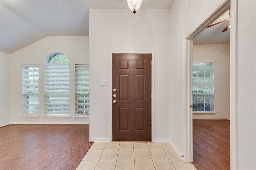 2760 Beacon Hill Dr - Photo 3 of 28