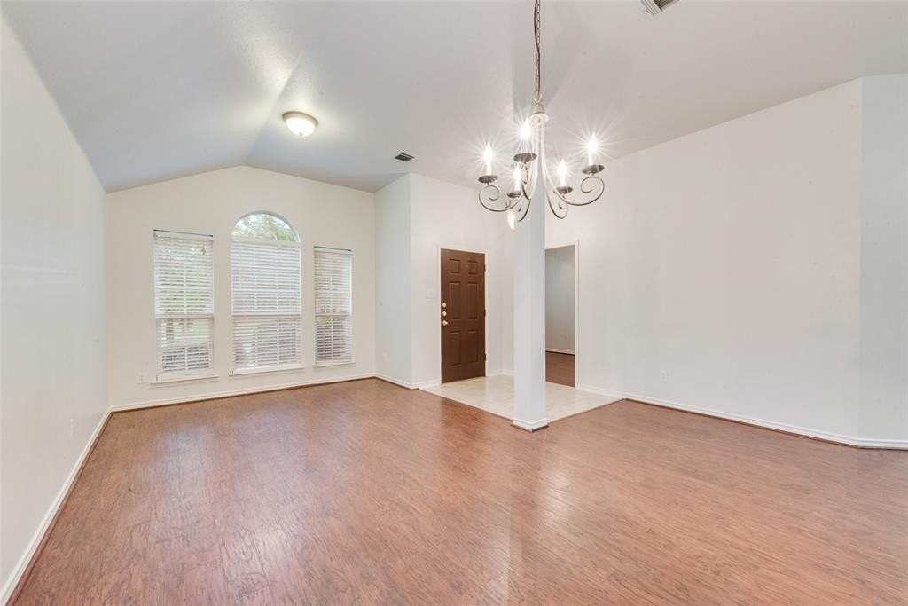 2760 Beacon Hill Dr - Photo 5 of 28