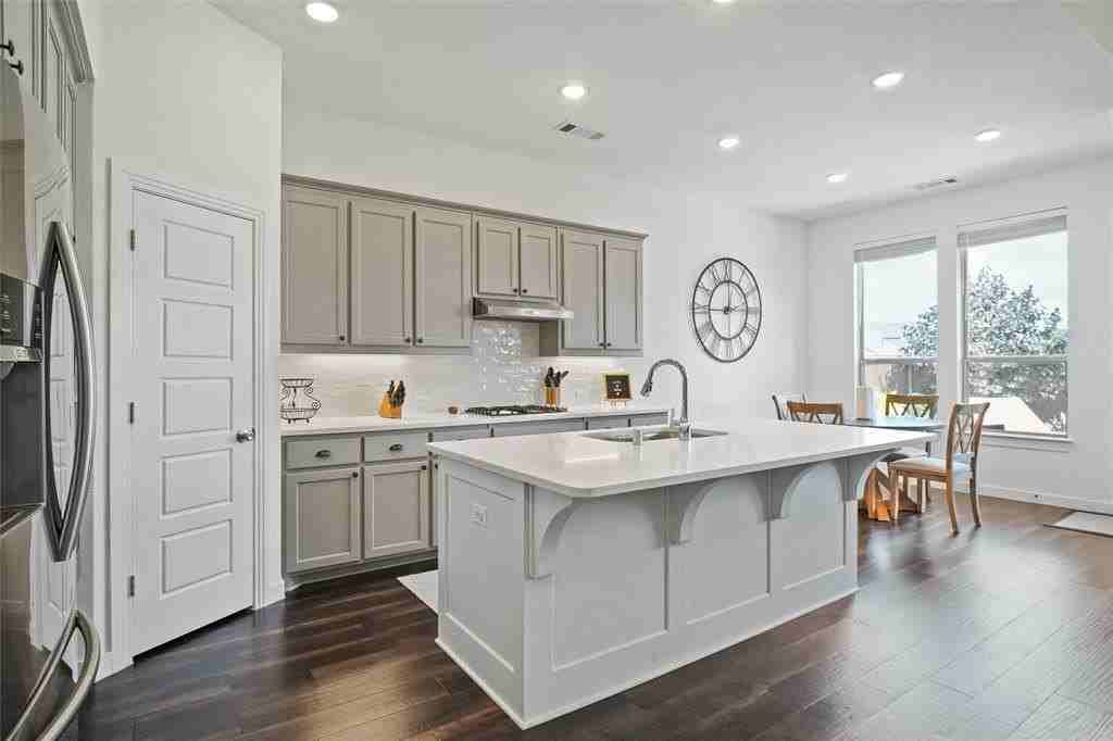 525 Overton Ave - Photo 7 of 34