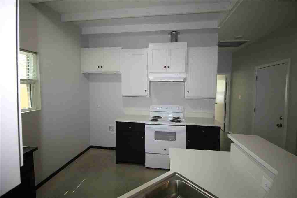 221 San Angelo Ave #B - Photo 5 of 29