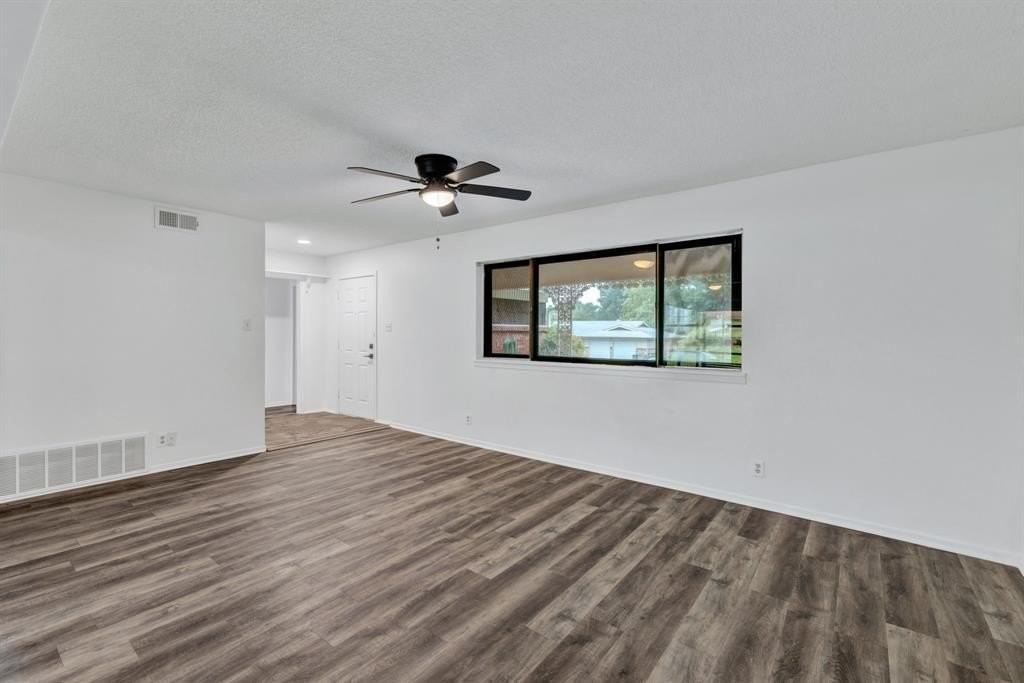 1024 Eunice St - Photo 4 of 20