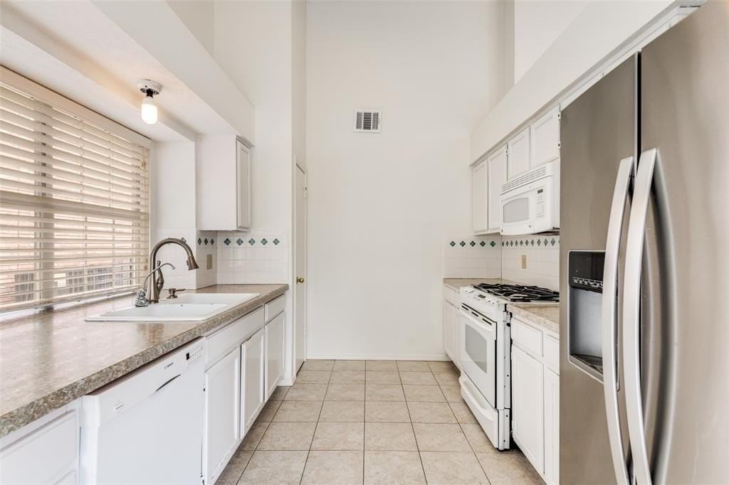 8110 Regatta Dr - Photo 4 of 12